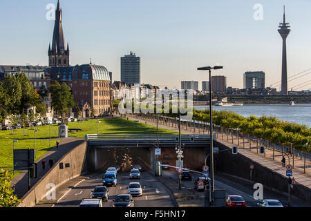 Tunnel del traffico sotto la zona della città vecchia, lungo il fiume Reno, Düsseldorf, Germania Foto Stock