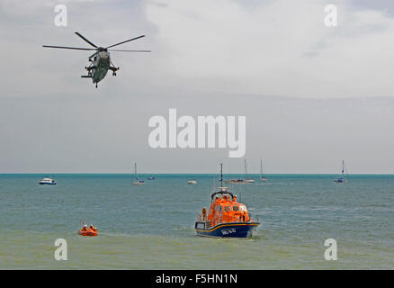 Elicottero e scialuppe di salvataggio dimostrazione presso l'Airshow di Eastbourne, East Sussex, Inghilterra Foto Stock