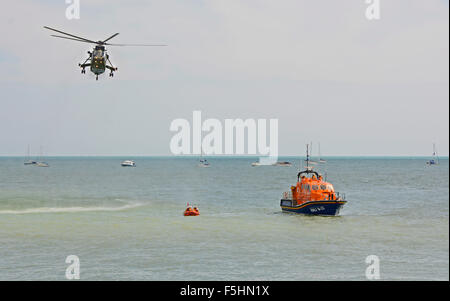Elicottero e scialuppe di salvataggio dimostrazione presso l'Airshow di Eastbourne, East Sussex, Inghilterra Foto Stock