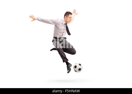 Giovane imprenditore shot a mezz aria appena circa a giocare a calcio isolati su sfondo bianco Foto Stock