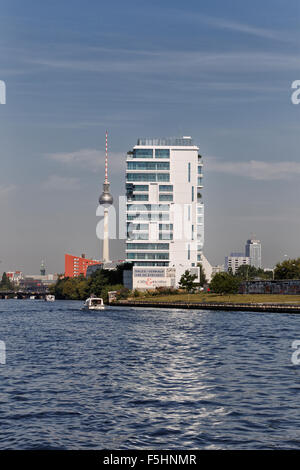 Berlino, Germania, che si affaccia sul Fiume Sprea sui livelli di vita House Foto Stock