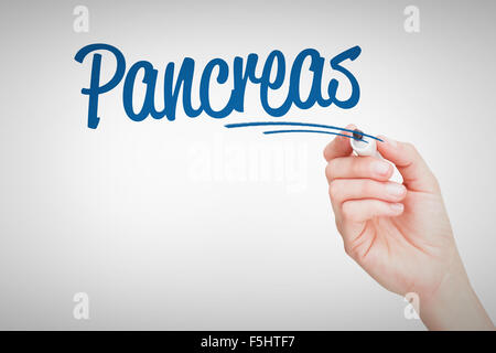 Il pancreas contro la femmina mano azienda nero marcatore whiteboard Foto Stock