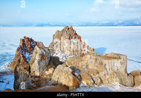 Rock Shamanka su Capo Burkhan sull isola di Olkhon siberiano nel lago Baikal in inverno Foto Stock