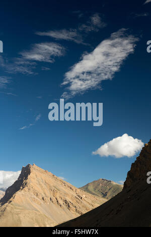 India, Himachal Pradesh, Spiti Valley, montagne intorno al monastero di chiave in Early Morning Light Foto Stock