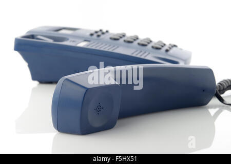 Il ricevitore del telefono blu su sfondo bianco shot in studio Foto Stock