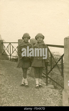 Due ragazze vestite uguali, Italia Foto Stock