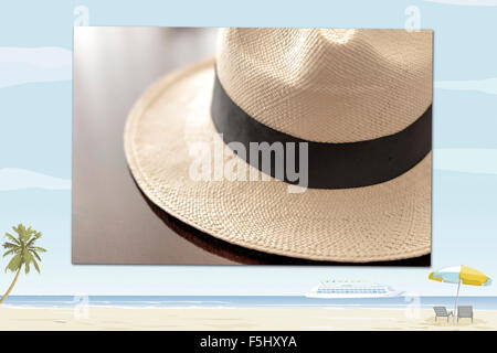 Cappello di Panama in vacanza impostazione con spiaggia sabbiosa, Palm tree, lettini e la nave di crociera. Arte digitale e illustrazione. Foto Stock