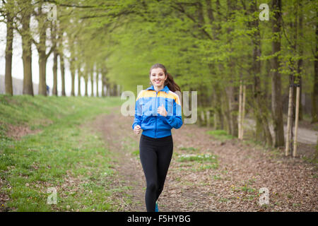 Giovane bella donna in corsa su sentiero Foto Stock