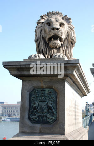 Lion custodendo il ponte delle catene di Szechenyi sul Danubio a Budapest Ungheria Foto Stock