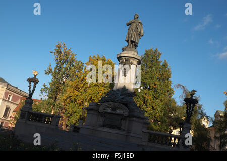 Varsavia Polonia statua del poeta polacco Adam Mickiewicz sulla strada Ulica Ul Krakowskie Przedmiescie Foto Stock