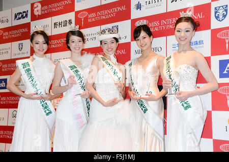 Junna Yamagata, centro, 21-anno-vecchio studente di college, pone per le foto dopo la vittoria di Miss International Giappone 2016 a Tokyo il 4 novembre 2015. © AFLO/Alamy Live News Foto Stock