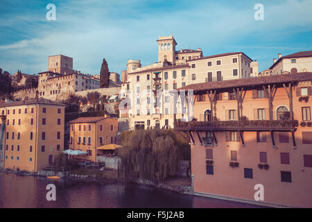 Città italiana di Bassano del Grappa vicino al fiume Brenta, tonica foto Foto Stock