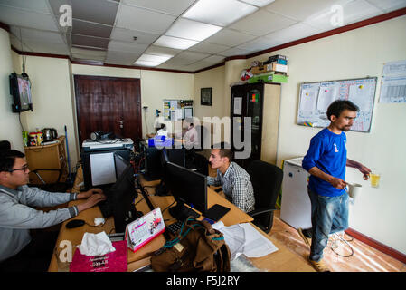 Processo di lavoro in un ufficio di Kabul Pressistan Media Company, Kabul, Afghanistan Foto Stock