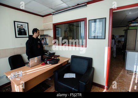 Processo di lavoro in un ufficio di Kabul Pressistan Media Company, Kabul, Afghanistan Foto Stock