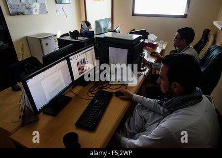 Processo di lavoro in un ufficio di Kabul Pressistan Media Company, Kabul, Afghanistan Foto Stock