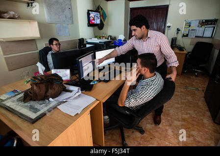 Processo di lavoro in un ufficio di Kabul Pressistan Media Company, Kabul, Afghanistan Foto Stock