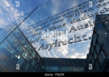 Articolo 16 della costituzione tedesca sulla dislocazione e dei diritti dei richiedenti asilo è in mostra a scrivere su un muro al Reichstag, la sede del parlamento tedesco a Berlino, 4 novembre 2016. Foto: Jens Kalaene/dpa Foto Stock