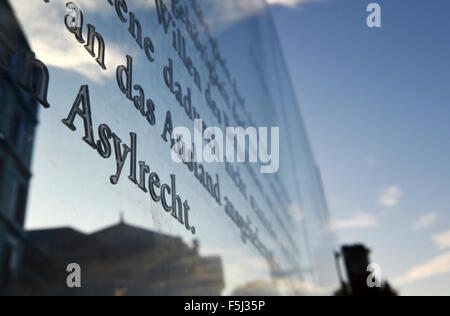 Articolo 16 della costituzione tedesca sulla dislocazione e dei diritti dei richiedenti asilo è in mostra a scrivere su un muro al Reichstag, la sede del parlamento tedesco a Berlino, 4 novembre 2016. Foto: Jens Kalaene/dpa Foto Stock