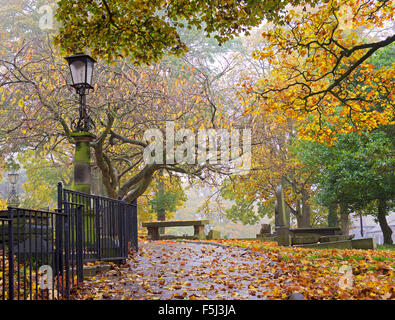 Cimitero di Sant'Andrea Chiesa, Guiseley, vicino a Leeds, West Yorkshire, Inghilterra, Regno Unito Foto Stock