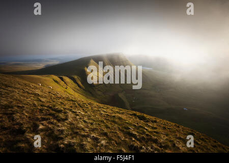 Nebbia in rotolamento su Picws Du. La Montagna Nera. Parco Nazionale di Brecon Beacons. Carmarthenshire. Il Galles. Regno Unito. Foto Stock