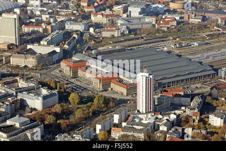 Leipzig, Germania. 03 Nov, 2015. Una vista della stazione ferroviaria principale di Leipzig, Germania, 03 novembre 2015. Il 04 dicembre 1915 la stazione ferroviaria - uno dei più grandi del mondo stazioni ferroviarie con 26 piattaforme e cinque piattaforme esterno - è stato messo in funzione. Esso ha sostituito tre singole stazioni di precursore e attribuisce la sua dimensione per il fatto che il sassone e ferrovia prussiana società ha insistito la metà della stazione può essere simmetrica. Numerosi gli eventi avranno luogo in occasione della celebrazione del suo centesimo compleanno. Foto: JAN WOITAS/dpa/Alamy Live News Foto Stock