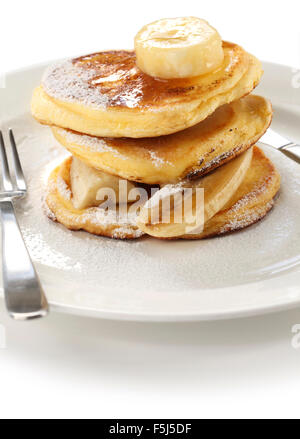 Soffici Frittelle di ricotta con banana isolato su sfondo bianco Foto Stock