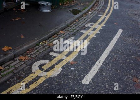 Fare doppio linee gialle dipinto sopra scritte indicando una superstrada a un'azienda locale. Foto Stock