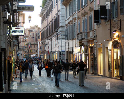 Via Frattina nel quartiere dello shopping di Roma, Italia, vicino alla scalinata di Piazza di Spagna, con molte persone Foto Stock