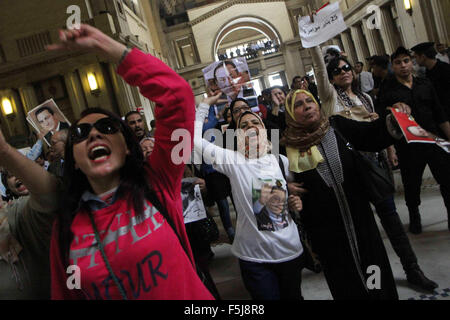 Il Cairo, Egitto. 5 Novembre, 2015. I sostenitori di Egitto dell ex presidente Hosni Mubarak chant slogan presso un tribunale del Cairo in Egitto il 9 novembre 5, 2015. L'Egitto di corte in corte di cassazione il giovedì ha rinviato il processo di Mubarak oltre l'uccisione di manifestanti nel gennaio 2011, ha riferito dello stato-run MENA news agency. Credito: STR/Xinhua/Alamy Live News Foto Stock