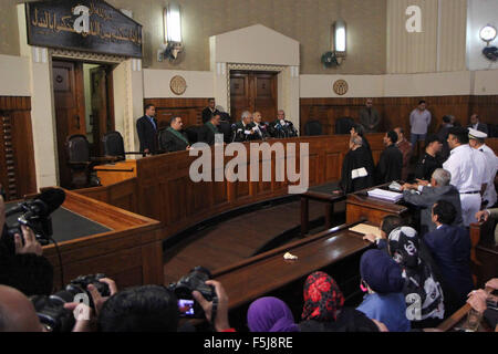 Il Cairo, Egitto. 5 Novembre, 2015. Giudici leggere una nota in un tribunale dove la versione di prova di Egitto dell ex presidente Hosni Mubarak è rinviato al Cairo, Egitto, su nov. 5, 2015. L'Egitto di corte in corte di cassazione il giovedì ha rinviato il processo di Mubarak oltre l'uccisione di manifestanti nel gennaio 2011, ha riferito dello stato-run MENA news agency. Credito: STR/Xinhua/Alamy Live News Foto Stock