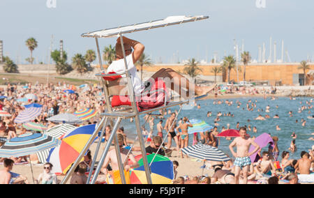 Life Guard,lifeguard.bagni di sole in spiaggia urbana, Barceloneta,Barcelona.avviso,pericolo,scottature,sun,bruciato,beach,Catalogna,Spagna. Foto Stock