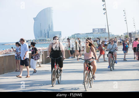 Bagni di sole in spiaggia urbana, Barceloneta,Barcelona.avviso,pericolo,scottature,sun,bruciato,beach,Catalogna,Spagna. Foto Stock