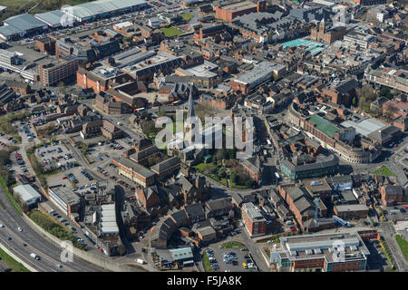 Una veduta aerea del centro di Chesterfield con il famoso 'guglia storta' visibile Foto Stock