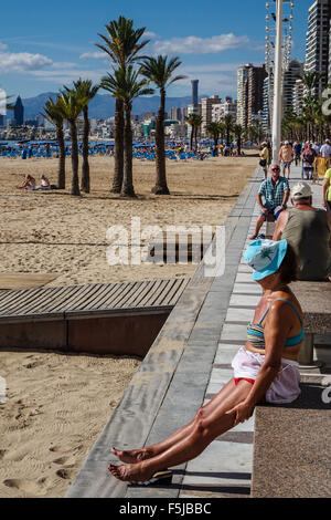 Benidorm,Spagna. 5 Novembre, 2015.spagnolo meteo. I turisti affollano la spiaggia in tarda stagione di vacanze come temperature raggiunte 26C all'ombra di oggi. Molte persone hanno preso il mare per raffreddarsi mentre altri pranzo i molti bar sulla spiaggia in questa popolare località. Le prenotazioni sono fino a Benidorm questo novembre a causa di una Spagna contro Inghilterra friendly essendo spostata in Alicante da Santiago Bernebeu nel novembre del XIII e appassionati provenienti oltre a godere della Fiesta qui la settimana prima. Credito: Mick Flynn/Alamy Live News Foto Stock