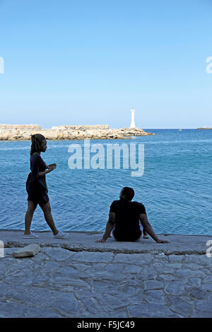 La gente sulla banchina all'entrata di Kyrenia porto di Cipro Nord KATHY DEWITT Foto Stock