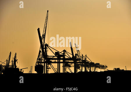 Sea cargo porta nel crepuscolo - skyline di contrasto Foto Stock