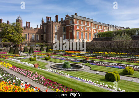 Lo stagno di giardini, Hampton Court Palace, Richimond upon Thames, Surrey, Regno Unito Foto Stock