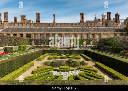 Lo stagno di giardini, Hampton Court Palace, Richimond upon Thames, Surrey, Regno Unito Foto Stock