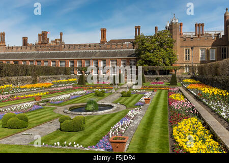 Lo stagno di giardini, Hampton Court Palace, Richimond upon Thames, Surrey, Regno Unito Foto Stock