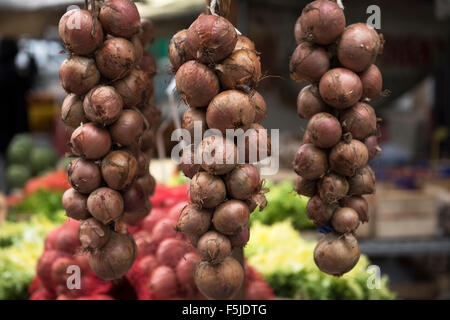 Morlaix, Brittany, Francia. Il mercato e di vecchi edifici. Ottobre 2015 stringa di cipolle Foto Stock