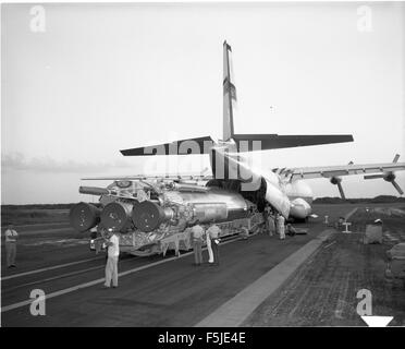 Questa immagine mostra lo scaricamento del booster Atlas 263D, un componente essenziale del Project Fire, una pietra miliare nella storia dell'esplorazione spaziale. Foto Stock