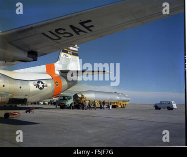 Atlas 35D i dettagli del trasporto aereo; lo scarico 35D dal C-133 a Foto Stock