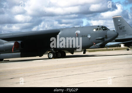 Il Boeing B-52H Stratofortress, coda numero 61-0034, del 5th Bomb Wing, vola sopra la base dell'aeronautica militare di Minot il 21 settembre 1995. Questo bombardiere strategico a lungo raggio è una risorsa fondamentale nelle operazioni di difesa degli Stati Uniti. Foto Stock