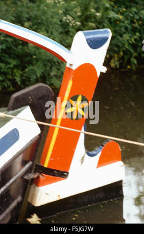 Close-up del timone di un tradizionalmente verniciati barca stretta Foto Stock