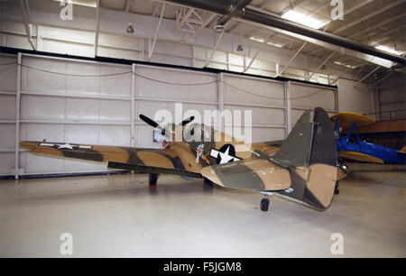 Fotografia del Curtiss P-40N Kittyhawk, numero di serie 44-7084 (NX999CD), chiamato "Miss Josephine". L'immagine evidenzia il design e il significato storico dell'aereo nella seconda guerra mondiale Foto Stock
