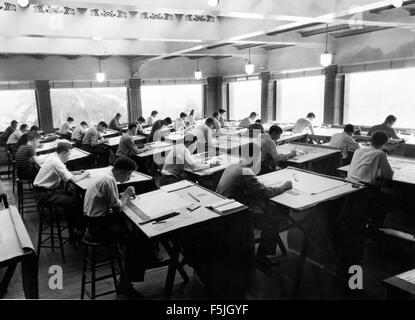 Fotografia di studenti di ingegneria presso il Grand Central Air Terminal di Burbank, California, che evidenzia il ruolo del terminal come hub per l'educazione e l'innovazione dell'aviazione all'inizio del XX secolo. Foto Stock