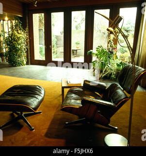 Charles Eames in pelle nera lounge chair e sgabello in uno degli anni settanta soggiorno estensione Foto Stock