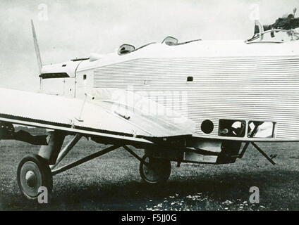 Fotografia dello Junkers K-39, un bombardiere da ricognizione sperimentale sviluppato dall'A 32. Convertito dalla filiale svedese di Junkers nel 1927, era dotato di un equipaggio di tre persone ed era armato con mitragliatrici a fuoco in avanti e una posizione di tiro posteriore. Nonostante il suo design, non entrò in produzione. Foto Stock