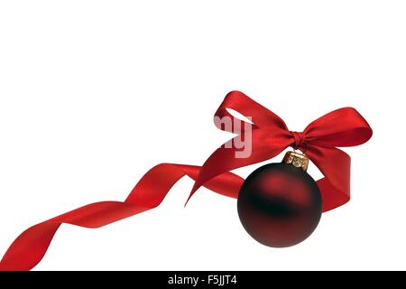 Pallina di natale con nastro rosso isolato su sfondo bianco Foto Stock