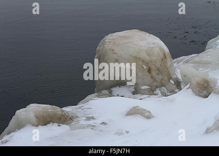 La neve e il ghiaccio che ricopre il lago Michigan a San Giuseppe North Pier Head Lighthouse in San Giuseppe, Michigan Foto Stock